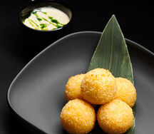 Пончики с камчатским крабом и сливочным соусом