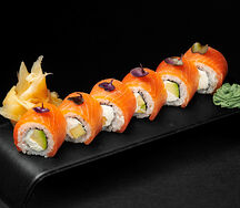 Ролл с лососем, авокадо и сливочным сыром