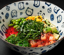 Поке с лососем и манго