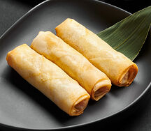 Спринг-роллы с кальмаром, крабом, семгой и кунжутным соусом