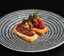 Тартар из мраморной говядины и угря в соусе тоннато