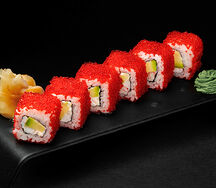 Ролл с камчатским крабом, авокадо с японским айоли и тобико