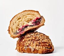 Круассан c маком и вишней