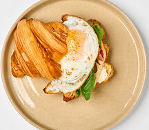 Круассан с копчёной шеей