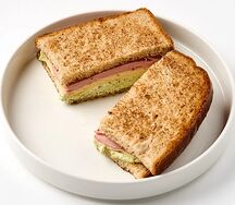 Сэндвич с колбасой