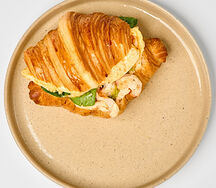 Круассан с креветкой