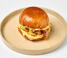 Булочка с беконом и колбасой