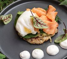 Драник с семгой и яйцом пашот