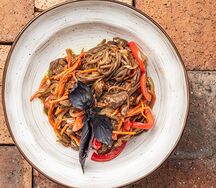 Гречневая лапша с говядиной и овощами