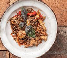 Гречневая лапша с цыпленком и овощами 