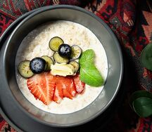 Каша овсяная с ягодами