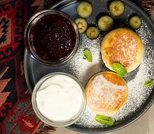 Сырники классические с ягодой