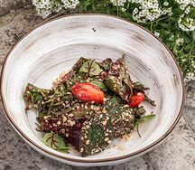 Салат из маринованной свеклы с руколой и шпинатом