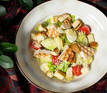 Салат Цезарь с курицей