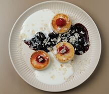 Сырники с ежевичным вареньем