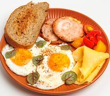 Глазунья с ветчиной