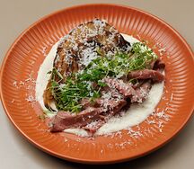 Стейк из капусты с сырным трюфельным соусом