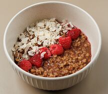 Шоколадная овсянка с малиной