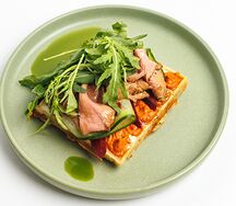 Картофельная вафля с ростбифом