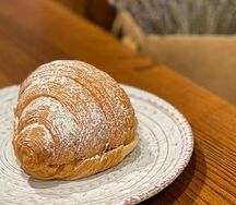 Круассан с вареной сгущенкой