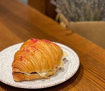 Круассан с малиновым кули и сыром камамбер