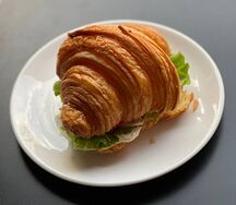 Круассан с ветчиной, сыром и вяленными томатами