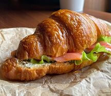 Круассан с лососем и авокадо-кремом