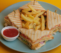 Сэндвич-клаб с картошкой фри