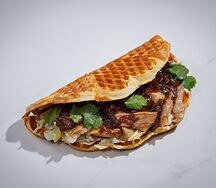 Вафля с рваной свининой mini