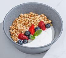 Йогурт с ягодами и гранолой 