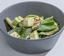 Зеленый салат с авокадо 