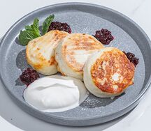 Сырники с брусничным соусом 