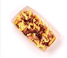 Картофель фри с беконом и сырным соусом