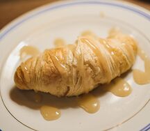 Круассан Солёная карамель 