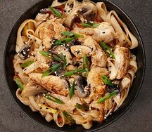 Wok с курицей в сливочном соусе