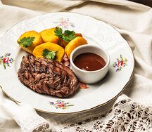 Говяжий стейк с жареным картофелем