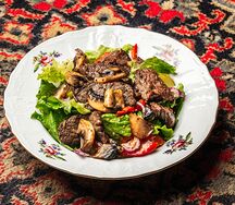 Теплый салат с говядиной