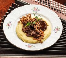 Томлёные говяжьи щёчки с шампиньонами пай