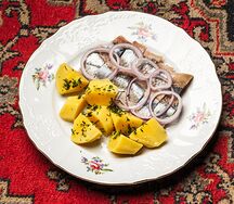 Селедочка с отварной картошечкой