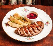 Утиная грудка с печеной грушей