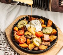 Жареха мясная с сырным соусом