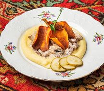 Бефстроганов с картофельным пюре и чипсами из батата