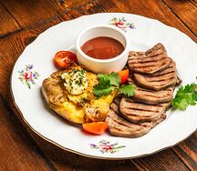 Язык с мятым картофелем