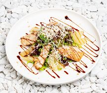 Салат с курицей, грушей и дорблю