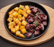 Сковородка с олениной в брусничном пралине