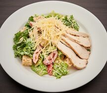 Салат Цезарь с курицей