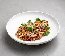 Соба с томленой свининой в устричном соусе