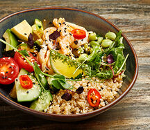 Боул с морепродуктами, киноа и авокадо