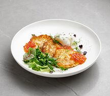 Драники с красной икрой, соусом айоли и яйцом пашот