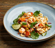 Удон с морепродуктами и овощами в соусе терияки